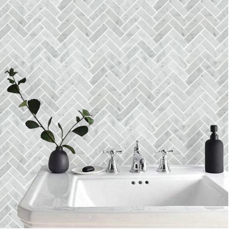 Carrara White Fischgrät Marmor Mosaikfliese als Spritzschutz im Badezimmer Gestaltungsidee 1